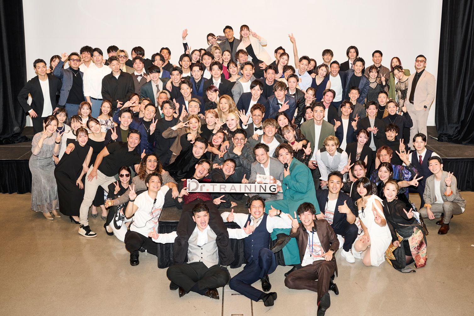 年に一度の表彰式「Dr.トレーニングフェスティバル」
1年の集大成にして1年で一番感情が動く日。
表彰受賞にはボーナスの進呈。更に海外研修にも参加できる権利も！