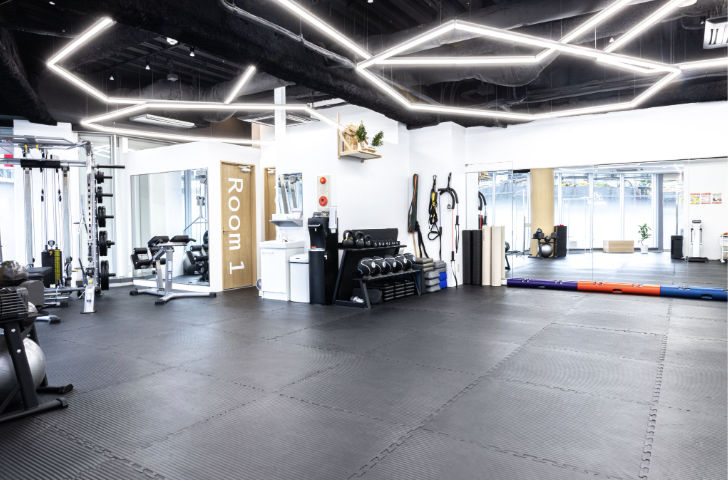 最新設備を完備したマシンジムで、一人ひとりに最適なトレーニングを提供！高機能マシン・フリーウェイト・コンディショニングツールを備え、初心者からアスリートまで対応。