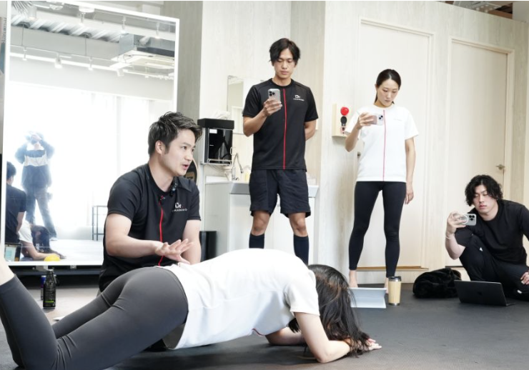 未経験でも安心！100時間以上の研修で基礎を徹底習得し、現場デビュー後も毎月10時間以上の継続研修を実施。すべてエビデンスに基づいた最新の知識と技術を学び、プロフェッショナルとして成長できる環境です！