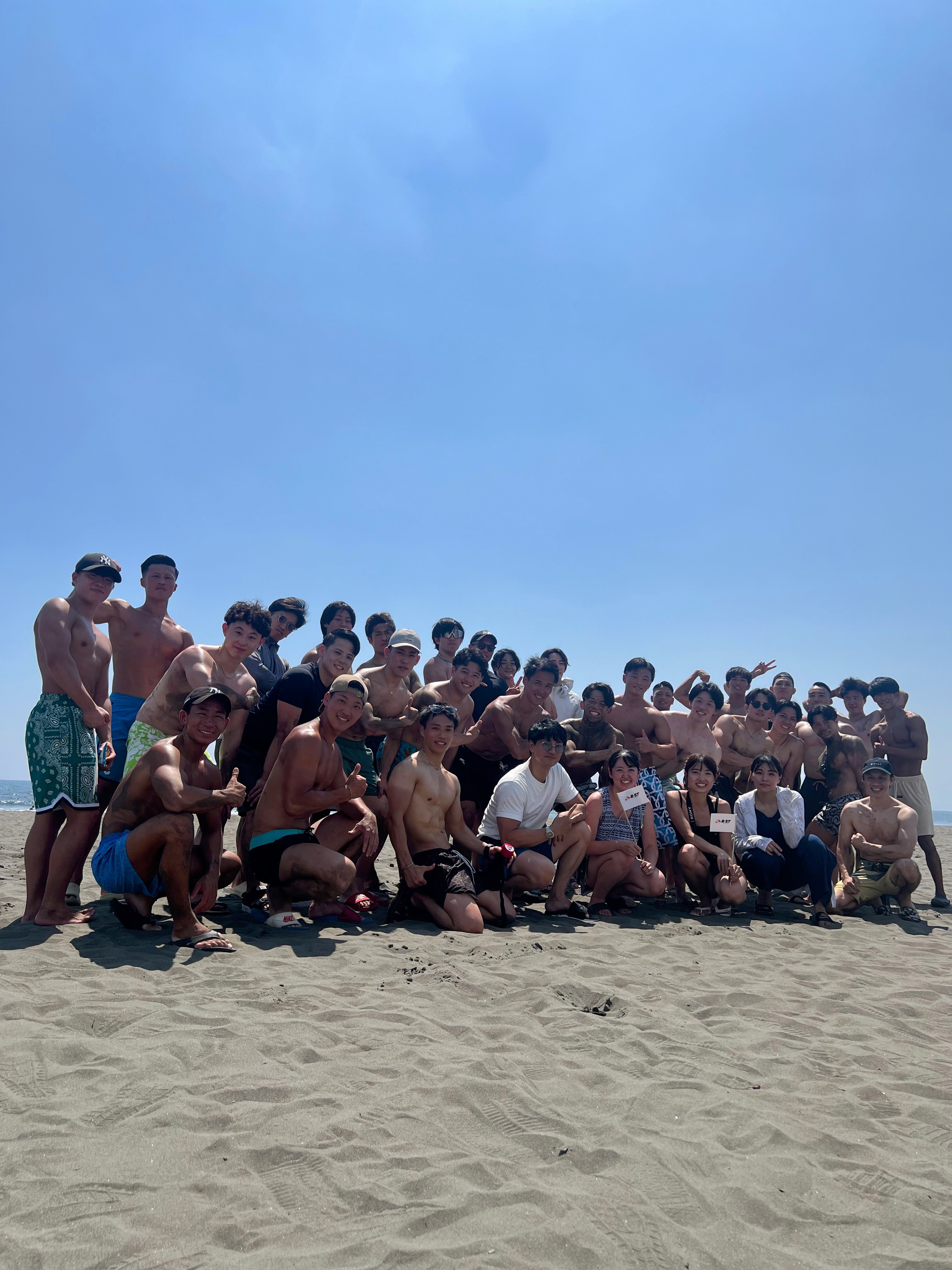 海でのイベント、筋肉量がえぐく注目を浴びます。