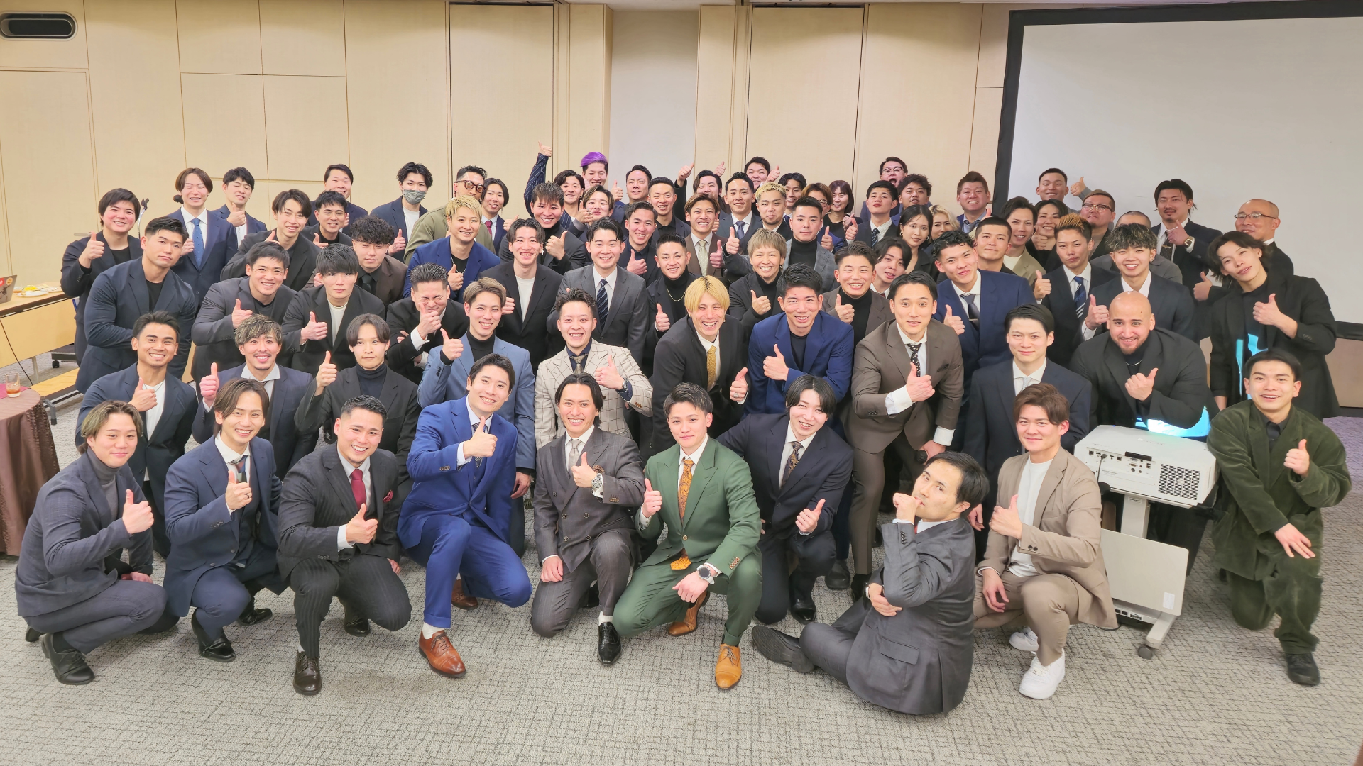 年間表彰の様子です。GOODLIFE GYMではトレーナー同士が切磋琢磨し合える環境が整っています！